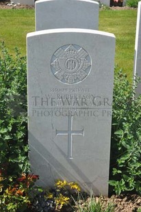 MONT HUON MILITARY CEMETERY, LE TREPORT - ROBERTSON, W